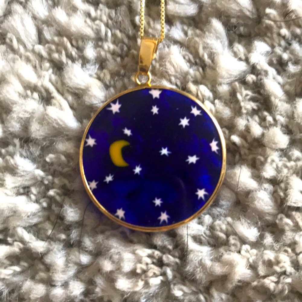 Murano glass pendant . Good chain 16” sold separately.
